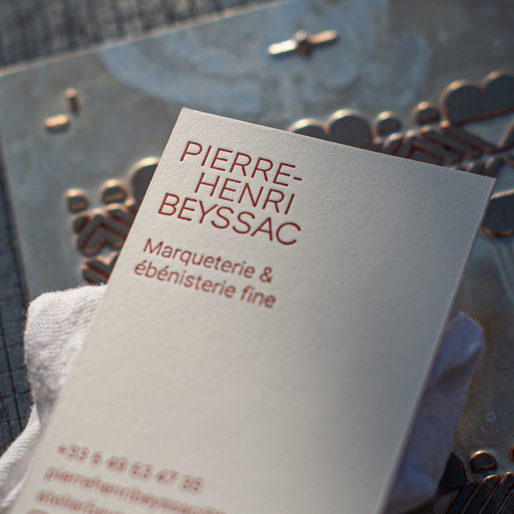 Création identité, logo et carte de visite en letterpress chez supermarché noir pour Atelier Beyssac marqueterie de bois par Océane Giorgio graphiste indépendante Drôme