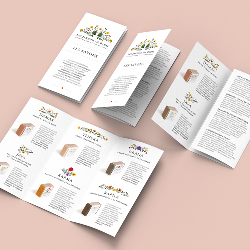 Création et mise en page d'un dépliant de présentation d'une gamem de savons fabriqués en Ardèche, pour Les jardins de Badel, par Océane Giorgio, graphiste indépendante en Drôme et dans toute la France